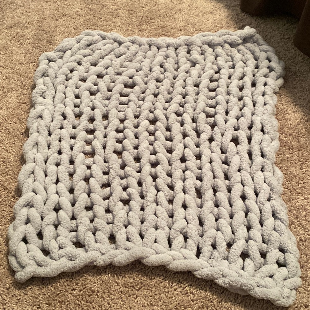 Cozy cloud store chunky knit blanket new